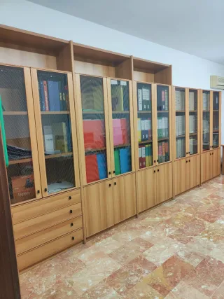 Libreria in rovere con ante a vetro