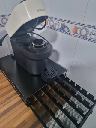 Cafetera Nespresso Krups y cajón cápsulas
