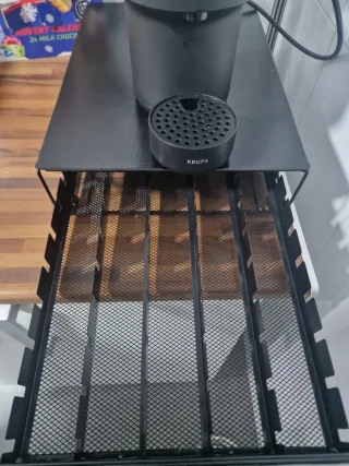 Cafetera Nespresso Krups y cajón cápsulas