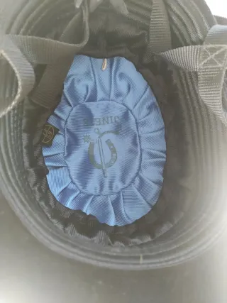 Casco y espuelas de equitación