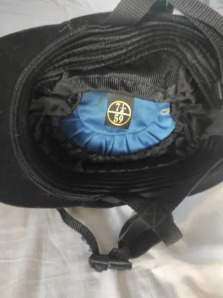 Casco y espuelas de equitación