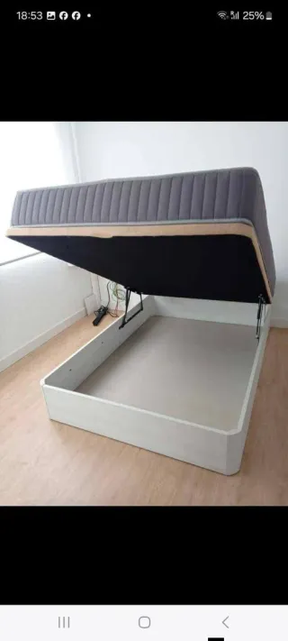 Canapé abatible gris y blanco