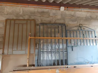 Puerta y rejas de hierro