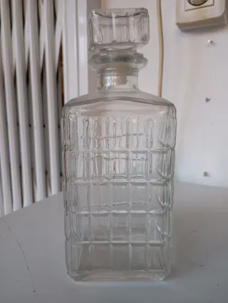 Botella y cubitera de cristal