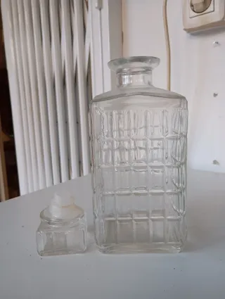 Botella y cubitera de cristal