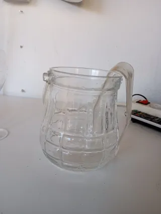 Botella y cubitera de cristal