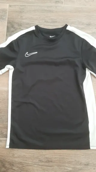 Camiseta Nike entrenamiento Talla 11-12 años.