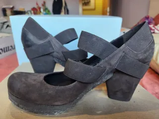 Zapatos de tacón marrones con tiras