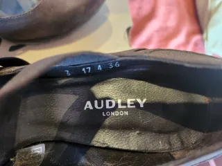 Zapatos de tacón marrones con tiras