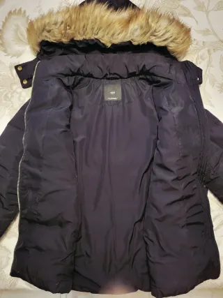 Abrigo plumas Mango TS con cinturón y capucha.