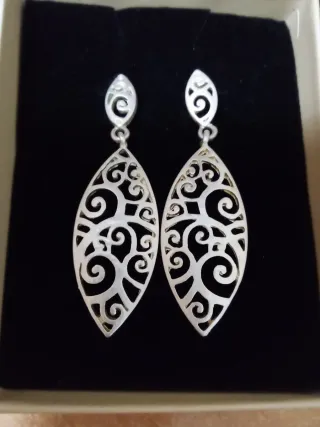 Pendientes largos plateados con filigrana