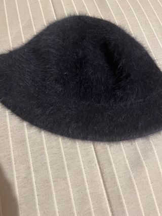 Gorro bucket gris oscuro peludo