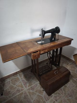 Máquina de coser ALFA antigua