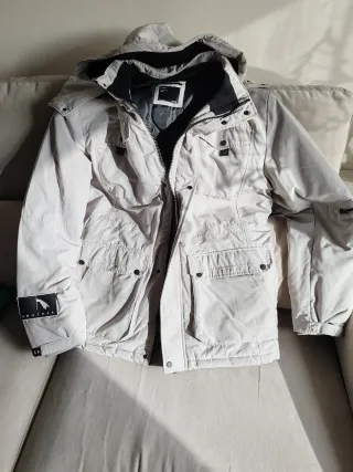 Anorak gris con capucha