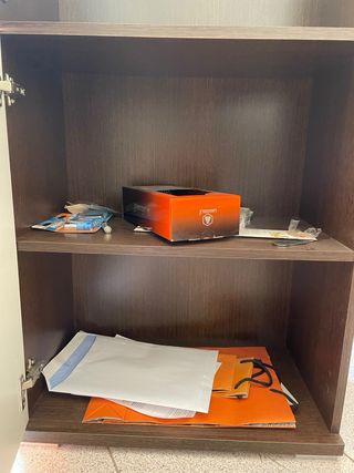 Mueble vitrina de madera y cristal