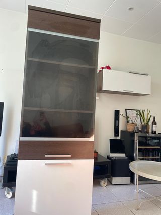 Mueble vitrina de madera y cristal