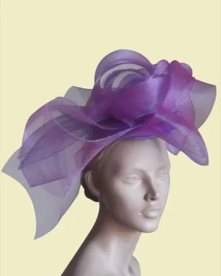 Tocado morado de fiesta