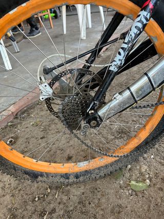 Bicicleta da montagna con ruota arancione