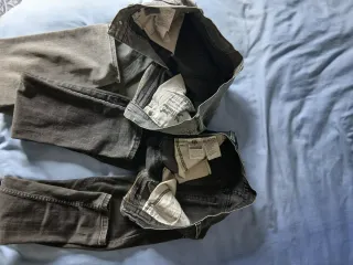 Pantalones vaqueros negros y grises