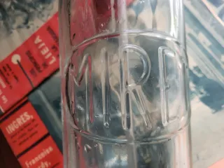 Sifón antiguo con relieve de la marca miret