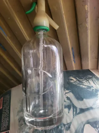 Sifón antiguo con relieve de la marca miret