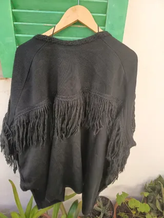 Poncho negro con flecos