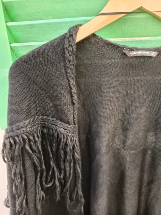 Poncho negro con flecos