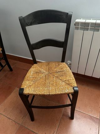 4 Sillas de madera con asiento de enea