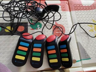 PlayStation 2 con 15 juegos, 4 mandos y 2 micros