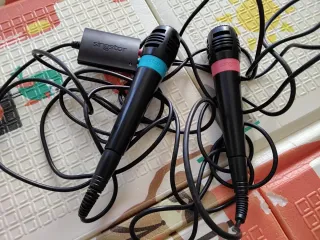 PlayStation 2 con 15 juegos, 4 mandos y 2 micros