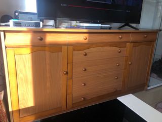 Mueble de madera color marrón