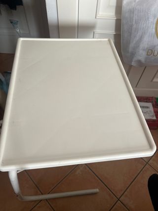 Tavolo ausiliario bianco e altri bassi in legno da letto