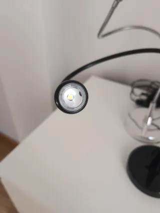 Lampara de mesa adaptable a la forma que necesites