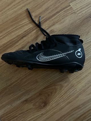 Botas de fútbol Nike niño negras.  Talla 36’5