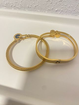 Pulseras doradas