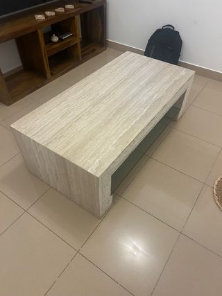 Mesa de centro de piedra y cristal