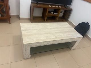 Mesa de centro de piedra y cristal