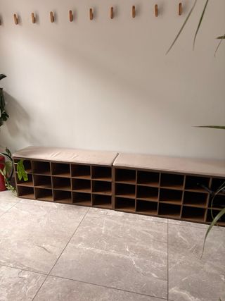 Zapatero banco madera y tela beige.