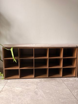 Zapatero banco madera y tela beige.