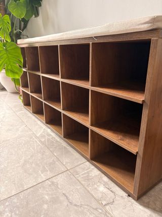 Zapatero banco madera y tela beige.