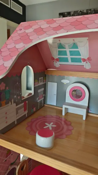 Casa de muñecas de madera con muebles