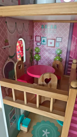 Casa de muñecas de madera con muebles