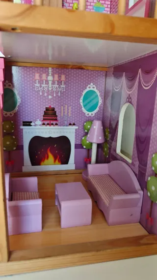 Casa de muñecas de madera con muebles