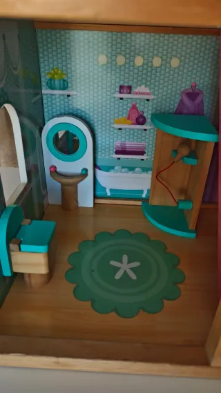 Casa de muñecas de madera con muebles