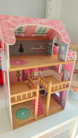 Casa de muñecas de madera con muebles