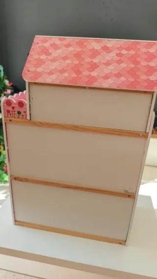 Casa de muñecas de madera con muebles