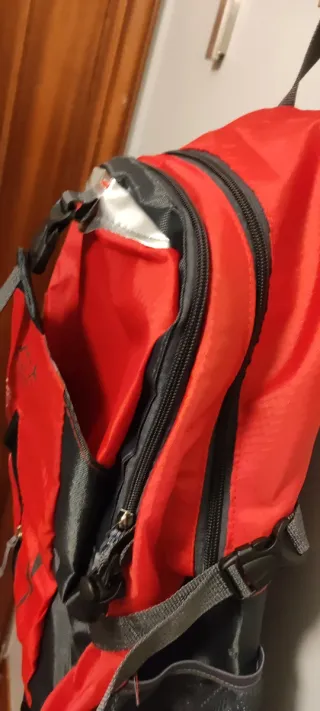 Mochila de montaña roja y negra 40l