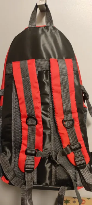 Mochila de montaña roja y negra 40l