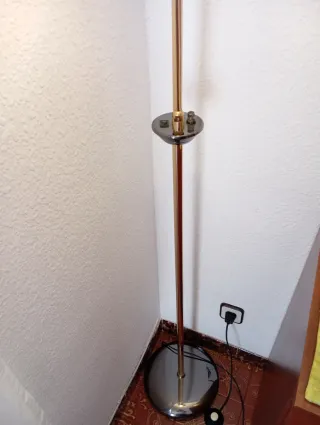 Lámpara de pie metal negra y dorada