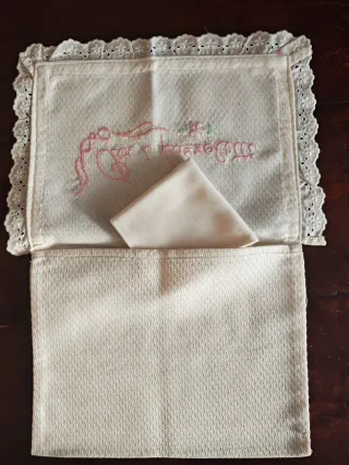 Busta portafazzoletti ricamata